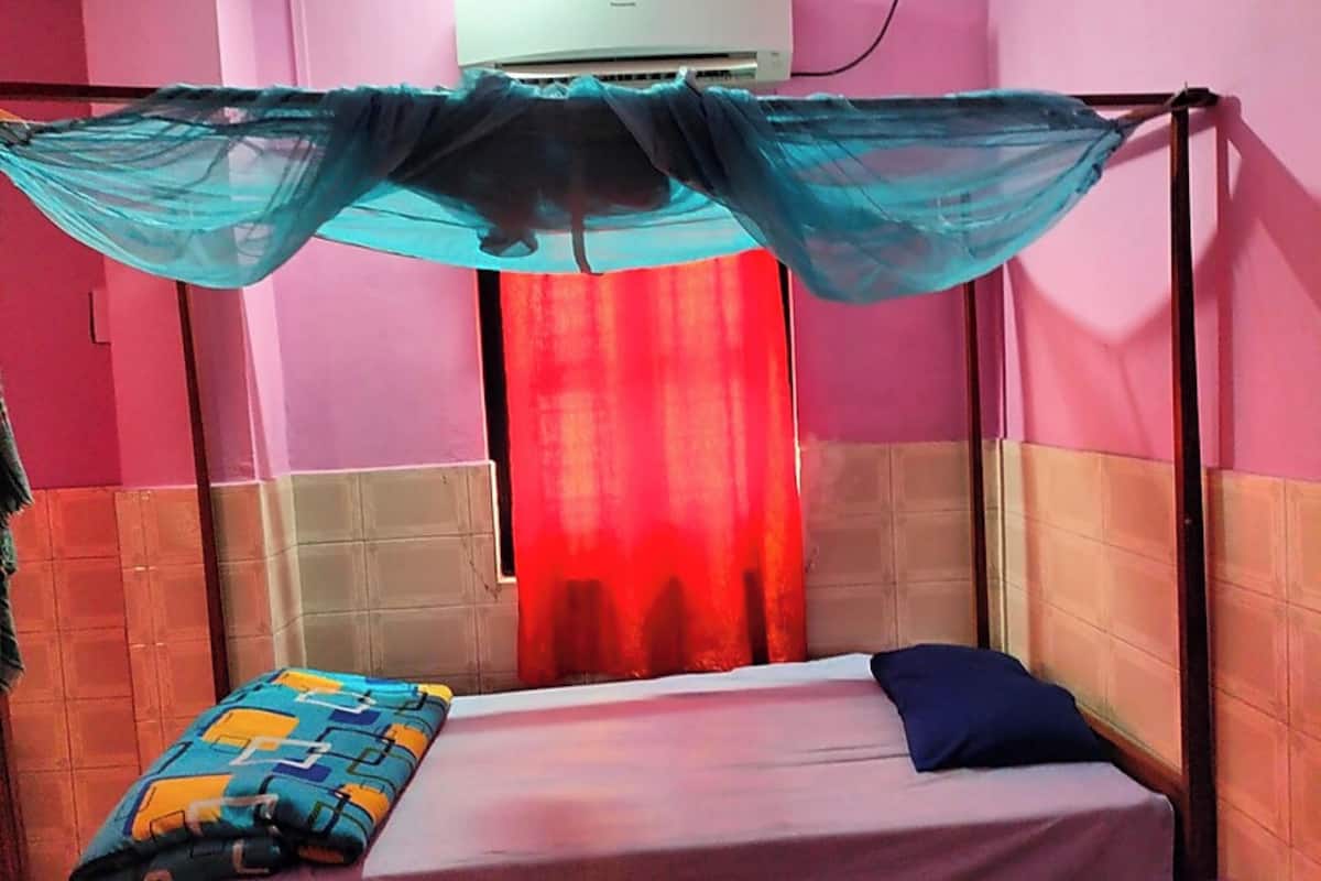 Een bureau, gratis wifi, beddengoed