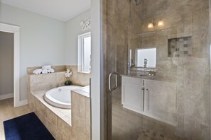 Combined shower/bathtub, towels