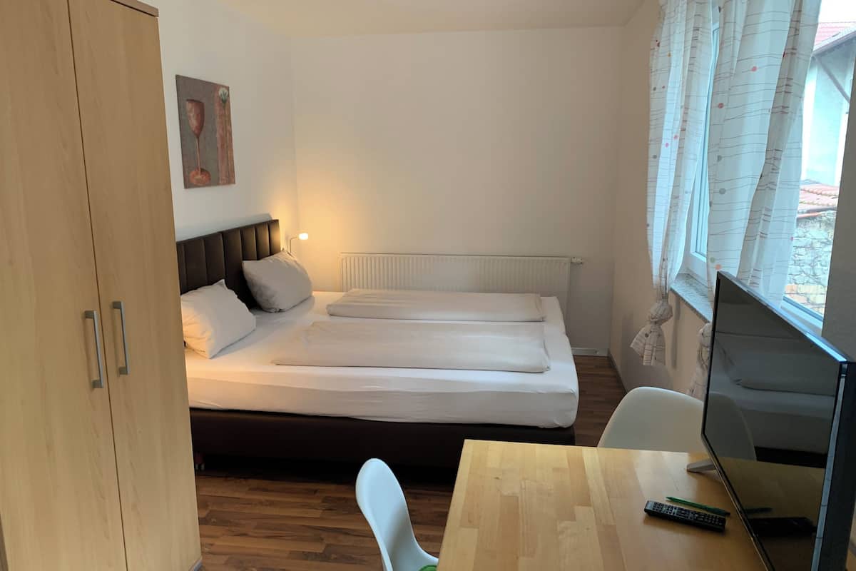 Classic Room | Living area | Flat-screen TV