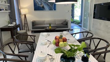 Villa familiar | Zona de estar | Smart TV de 43 pulgadas con canales digitales