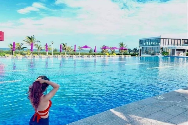 2 outdoor pools