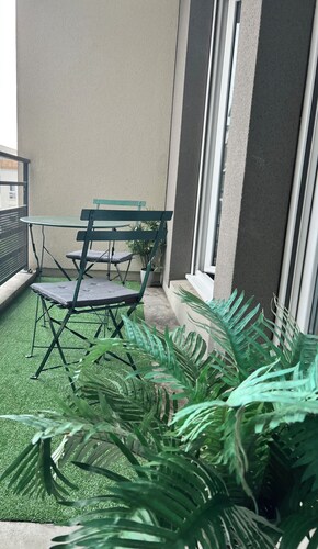 10 minutes from Disneyland Paris/large 2 room car park