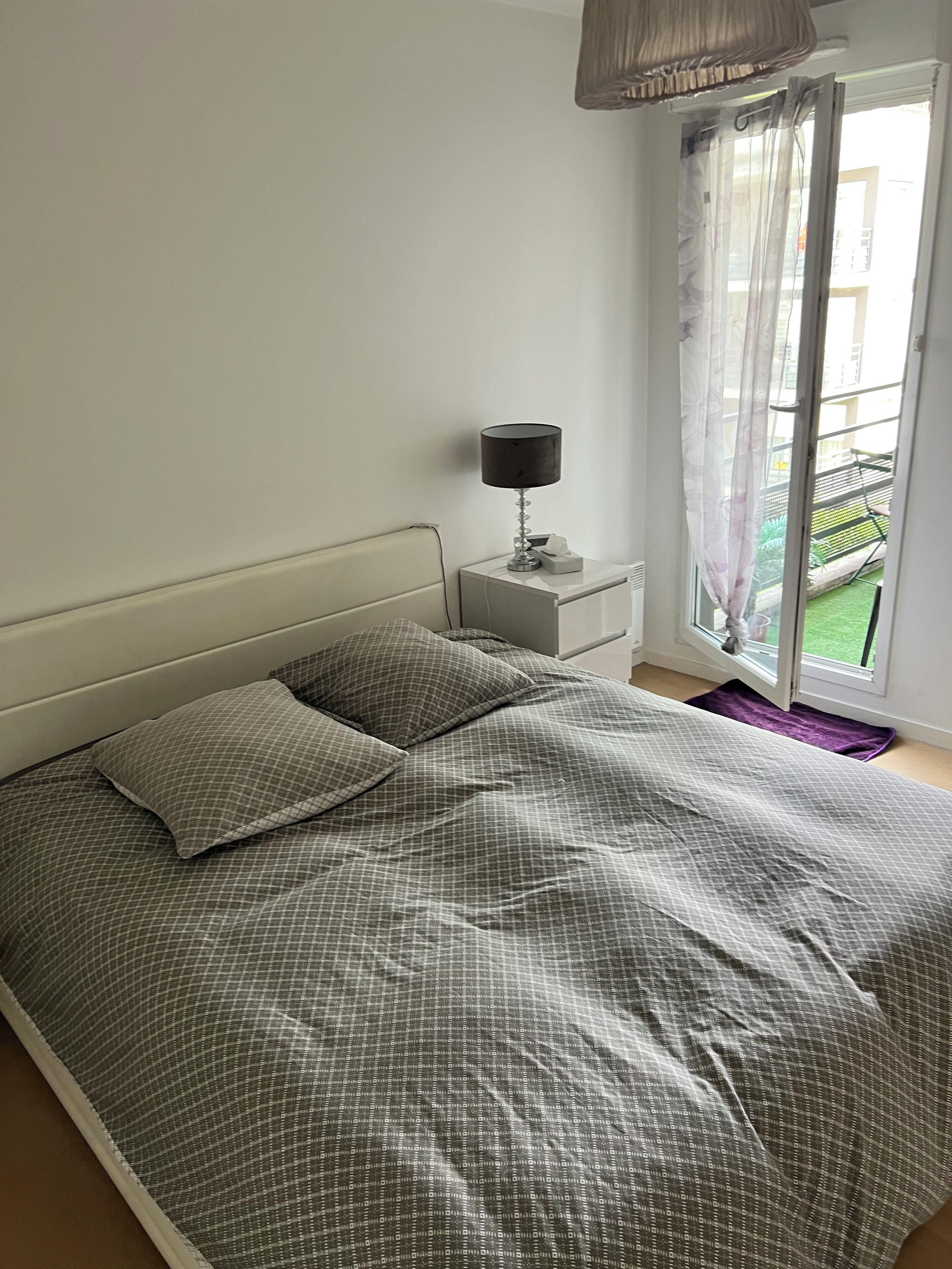 1 habitación, tabla de planchar con plancha y cuna de viaje 