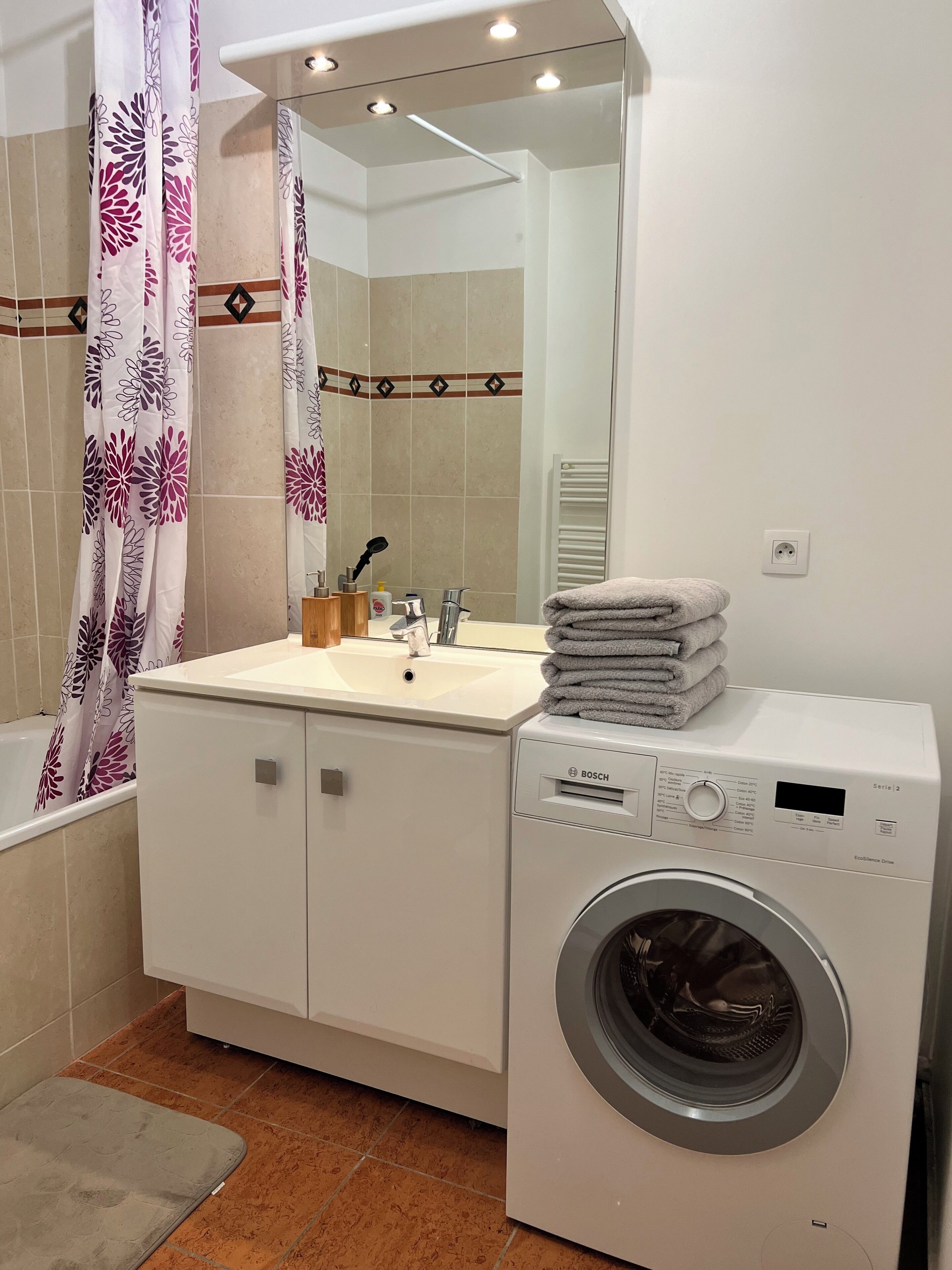 Een haardroger, handdoeken, zeep, toiletpapier