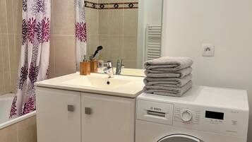 Secador de pelo, toallas, jabón, papel higiénico