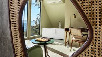 Suite monolocale Luxury | Minibar, una scrivania, ferro/asse da stiro, Wi-Fi gratuito