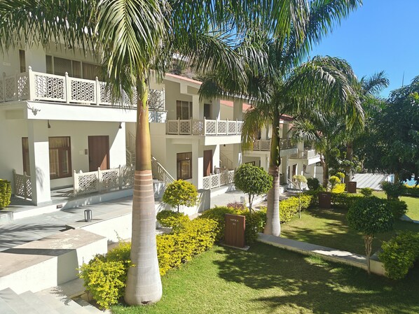 Vista frontal de la propiedad