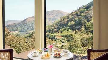 Luxe studio suite | Een minibar, een bureau, een strijkplank/strijkijzer, gratis wifi