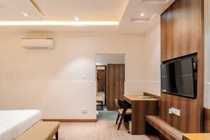 Quarto luxo | Frigobar, escrivaninha, ferros/tábuas de passar roupa, Wi-Fi de cortesia