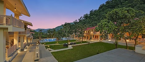 Chambre supérieure, 1 lit double, vue sur la vallée | Vue sur le jardin