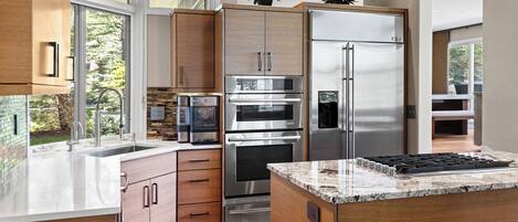 Jääkaappi, mikroaaltouuni, uuni, liesi