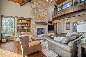 Fernseher, Kamin, Tischfußball