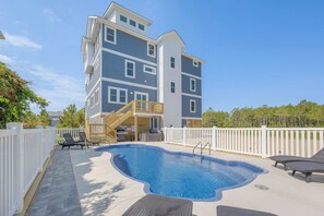 Una piscina al aire libre, una piscina climatizada