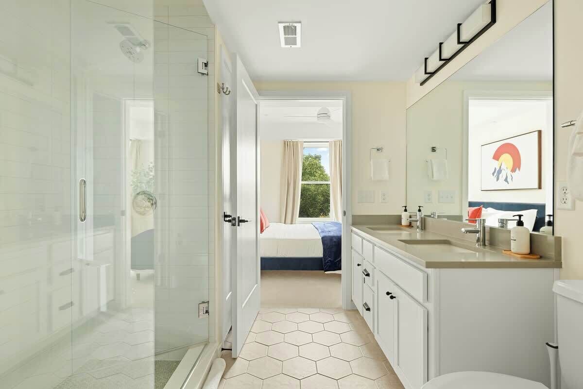 Shower, hair dryer, towels, shampoo