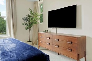 2 bedrooms, desk, iron/ironing board, WiFi
