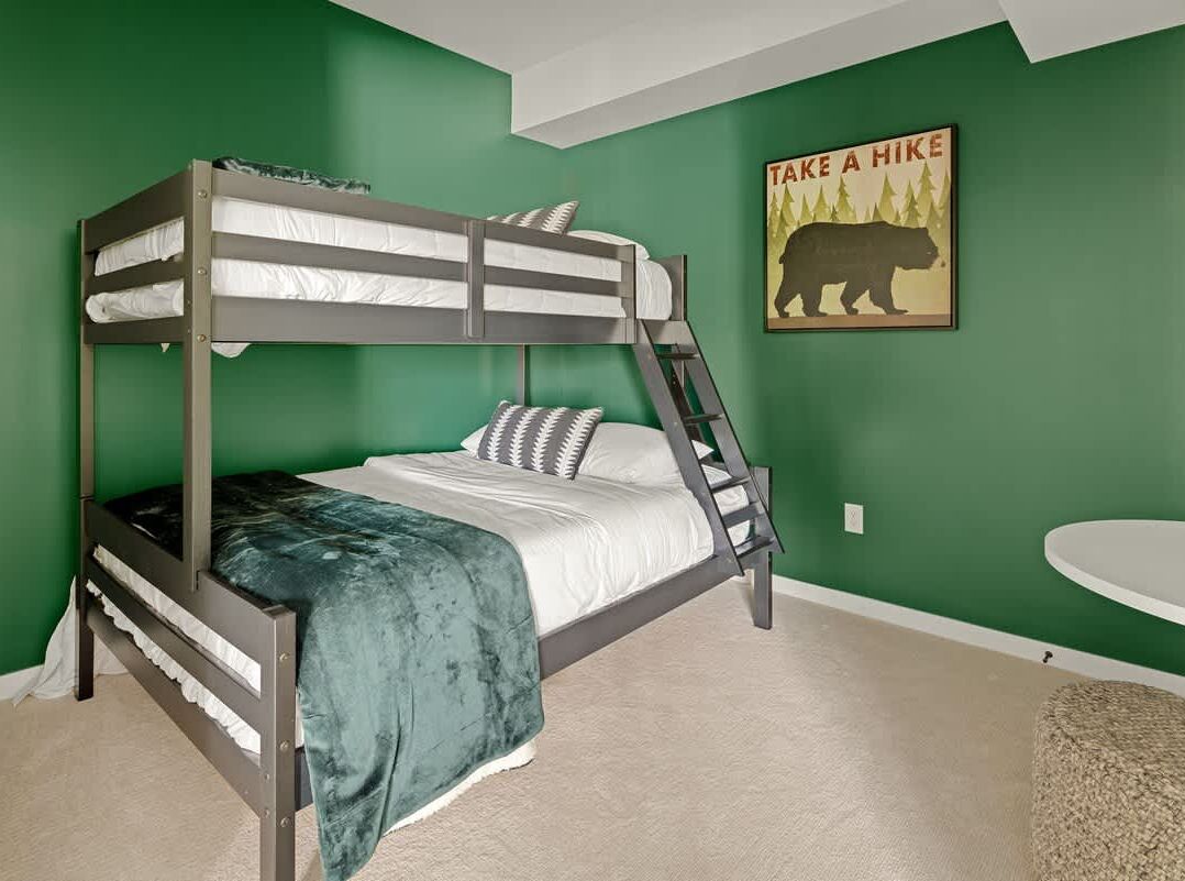 2 bedrooms, desk, iron/ironing board, WiFi