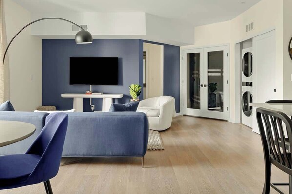 TV, offices - Heart of Olde Town | Urban Retreat | 95 Walk Score (Arvada)