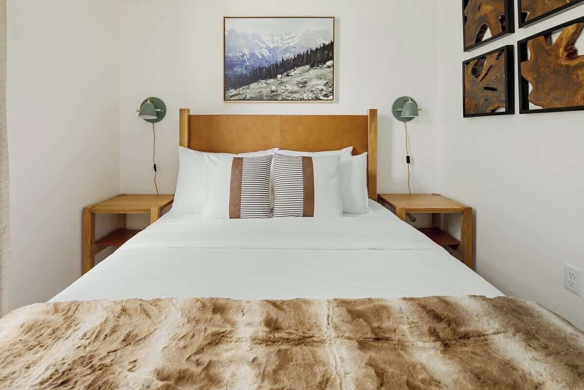 2 bedrooms, desk, iron/ironing board, WiFi