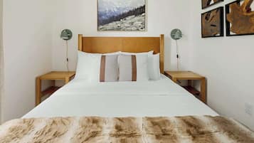 2 bedrooms, desk, iron/ironing board, WiFi
