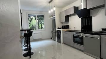 Frigorifero, microonde, forno, piano cottura