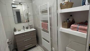 Een haardroger, handdoeken, zeep, shampoo