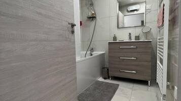 Asciugacapelli, asciugamani, sapone, shampoo