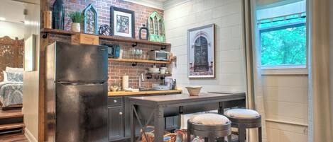 Køleskab, mikrobølgeovn, ovn, kaffe-/temaskine