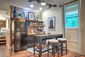 Fridge, microwave, oven, coffee/tea maker - The Raisin by Carolina Mornings | Fire Pit🔥 & Gas Grill +Biltmore Pass (Asheville)