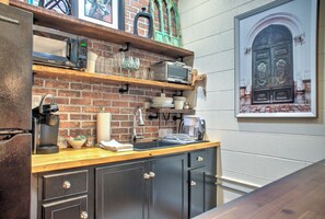 Fridge, microwave, oven, coffee/tea maker - The Raisin by Carolina Mornings | Fire Pit🔥 & Gas Grill +Biltmore Pass (Asheville)