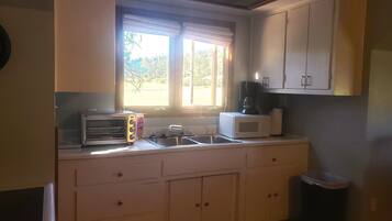 Coffee/tea maker, fridge, microwave, oven