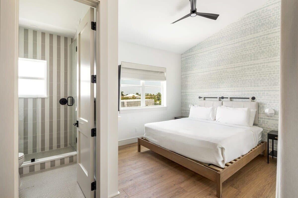 6 habitaciones, tabla de planchar con plancha, wifi y ropa de cama 
