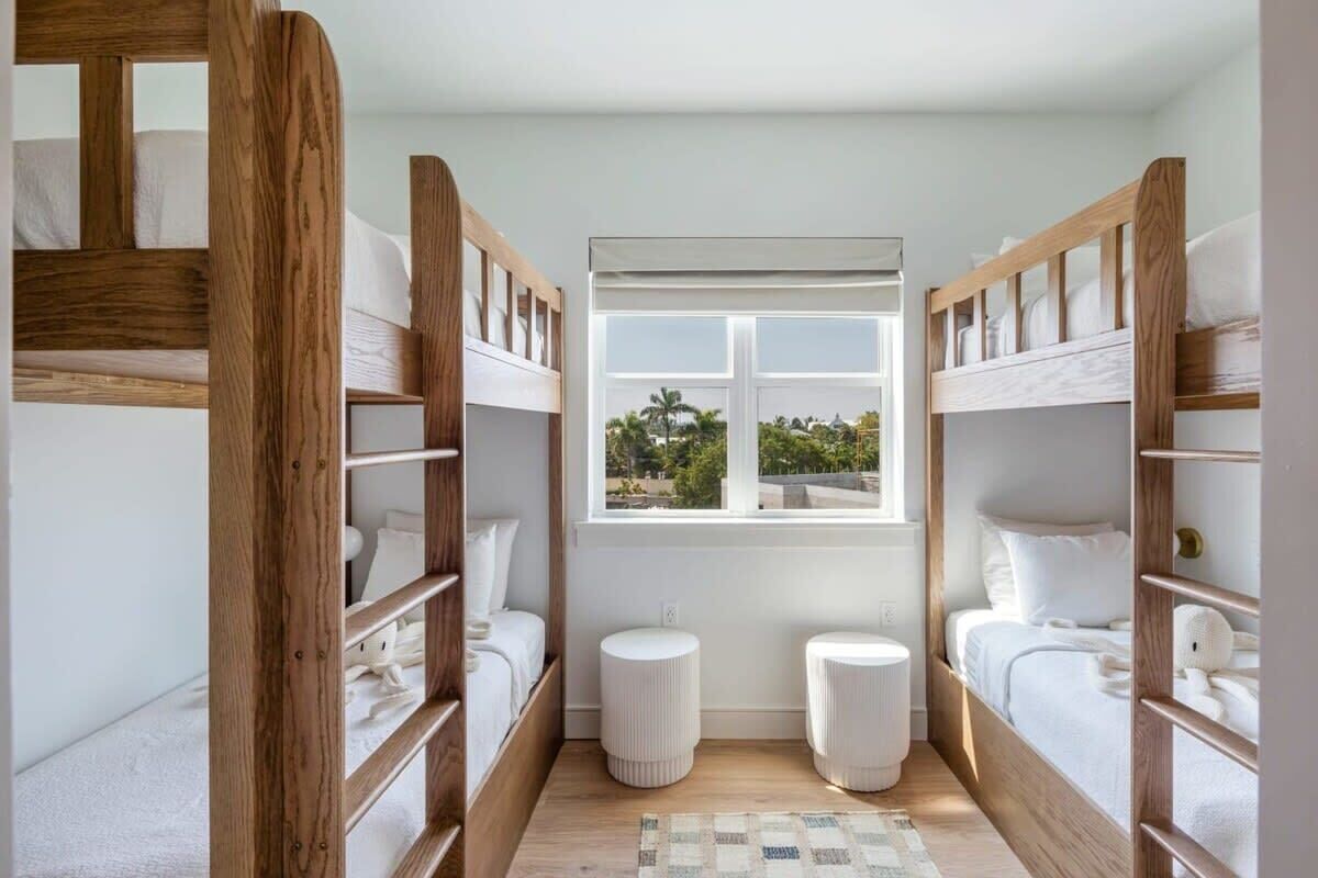 6 bedrooms, iron/ironing board, WiFi, bed sheets