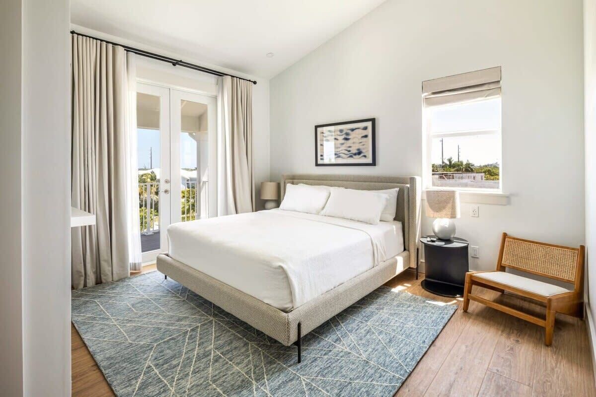 6 bedrooms, iron/ironing board, WiFi, bed sheets
