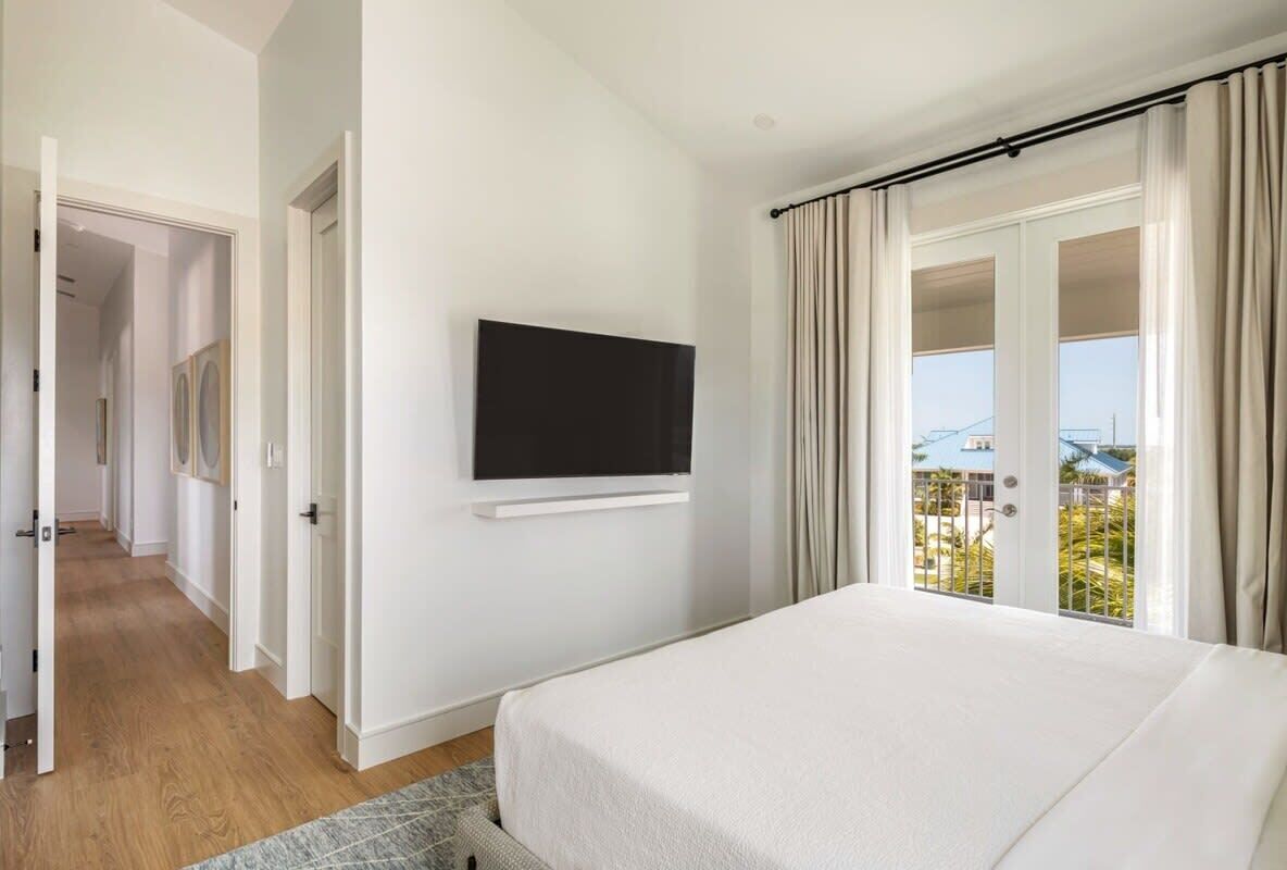 6 bedrooms, iron/ironing board, WiFi, bed sheets