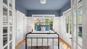 1 bedroom, desk, iron/ironing board, WiFi