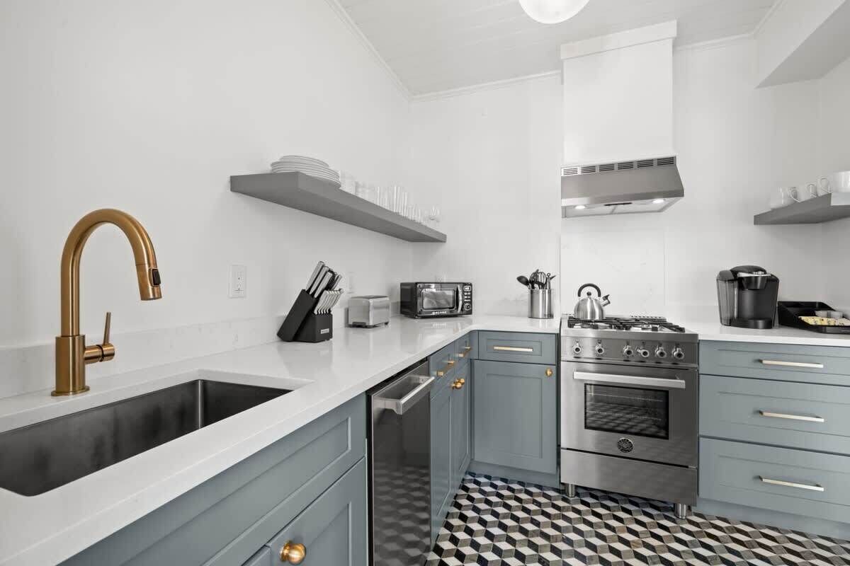 Coffee/tea maker, fridge, microwave, oven
