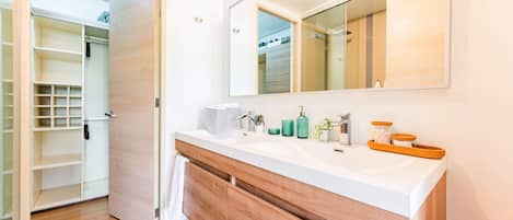 Douche, sèche-cheveux, serviettes fournies, shampoing