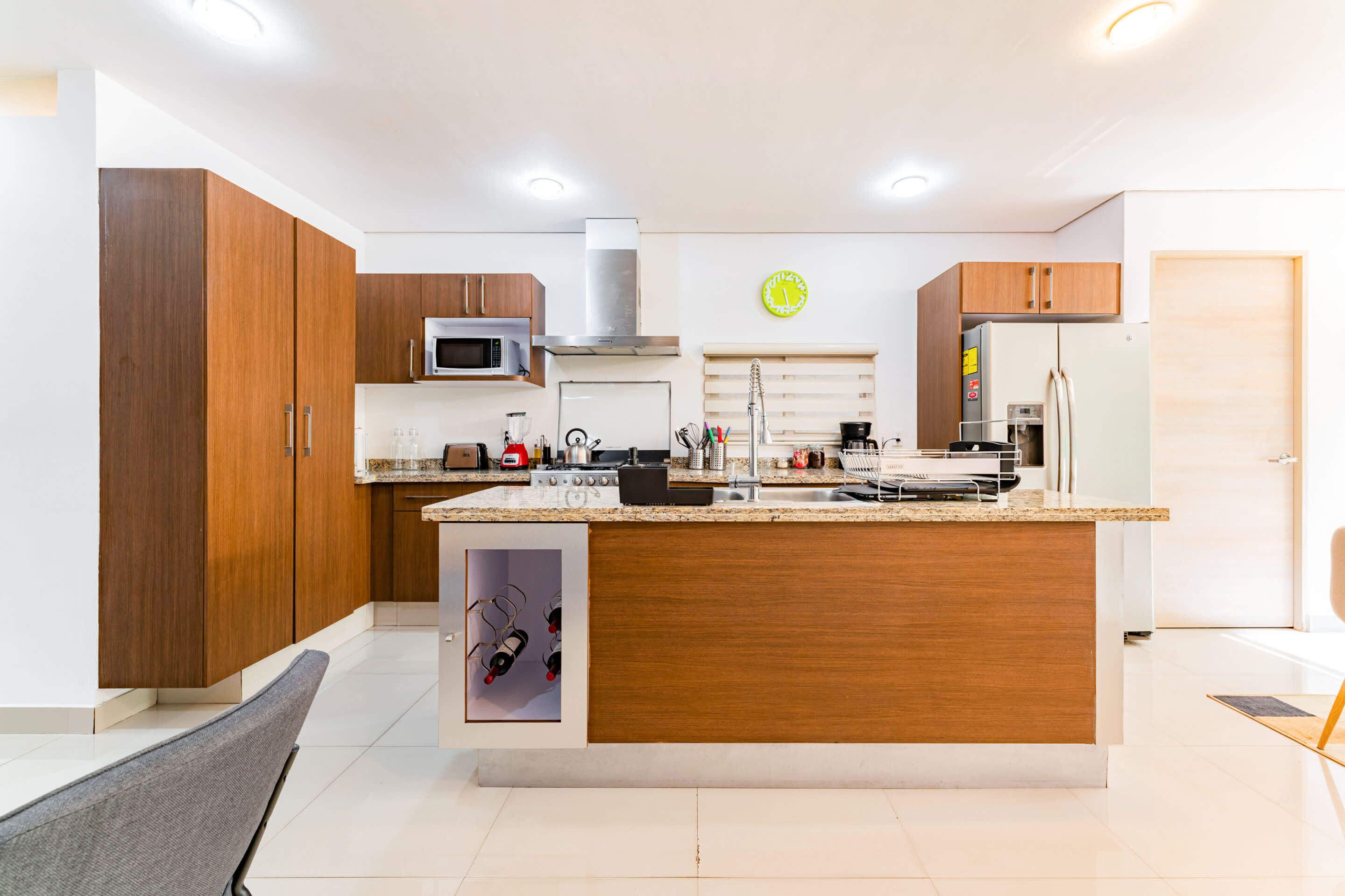 冷蔵庫、電子レンジ、オーブン、コンロ