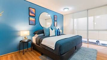 2 slaapkamers, een bureau, een strijkplank/strijkijzer, reisbedje