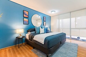 2 Schlafzimmer, Schreibtisch, Bügeleisen/Bügelbrett, Reisekinderbett