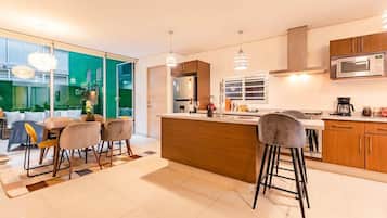 Een koelkast, een microgolfoven, een oven, een kookplaat