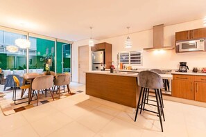 Fridge, microwave, oven, stovetop - Central Roma Condo with Smart TV, WiFi and Patio (Ciudad de México)