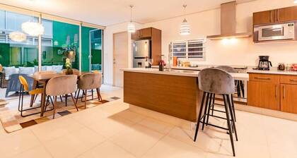 Central Roma Condo with Smart TV, WiFi and Patio