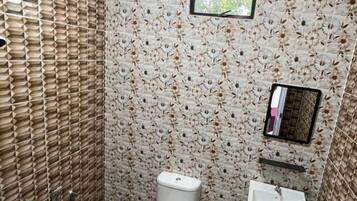 Een douche, handdoeken, zeep