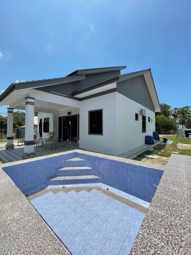 Homestay PCB. 5 minute walk to the Pantai Cahaya Bulan Beach