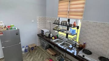 Een koelkast, een microgolfoven, een eettafel