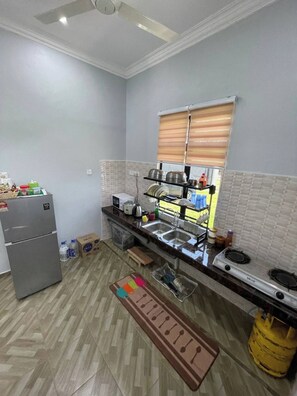 Frigorífico, microondas y mesa de comedor