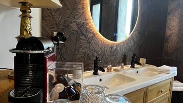 Kahden hengen romanttinen huone | Yksilöllisesti sisustettu, työpöytä, ilmainen Wi-Fi, vuodevaatteet