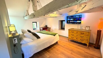 Habitación doble | Decoración individual, escritorio, wifi gratis y ropa de cama