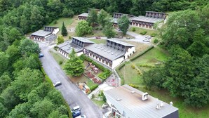 An aerial view of a campus with multiple buildings, a central courtyard, and a road. - Parking, tv, 55m², Saint Lary Soulan (Saint-Lary-Soulan)